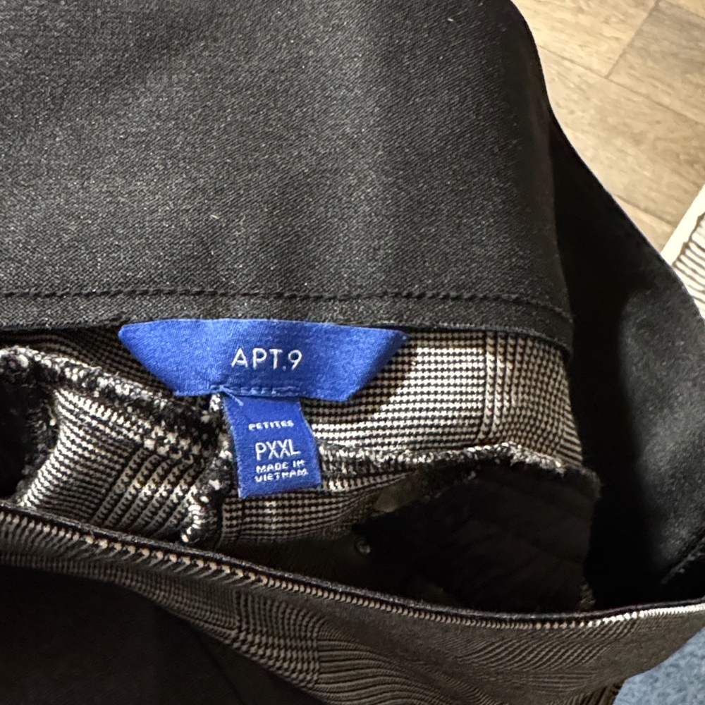 Apt. 9 Black and White Capris